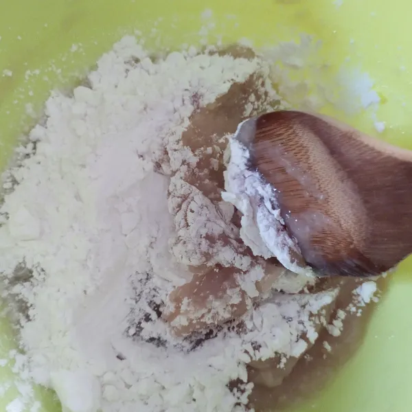 Tambahkan tepung bertahap, aduk dengan cara di balik.