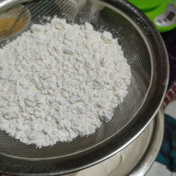 Masukkan tepung terigu sambil diayak dan di mixer dengan kecepatan rendah, hanya tercampur rata saja.