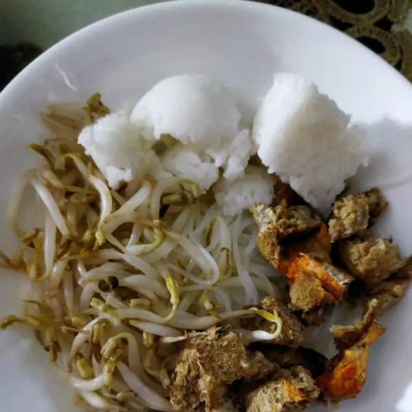 Selanjutnya tata bahan isian ke dalam mangkok, tuangi kuah laksa dan beri pelengkap, sajikan.