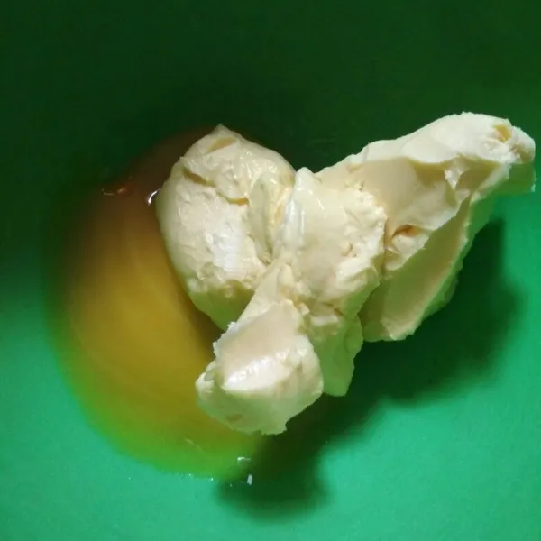 Dalam bowl aduk hingga rata margarin dan kuning telur dengan whisk.