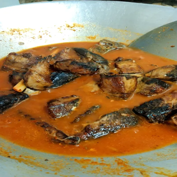 Masukkan ikan tongkol ke dalam kuah, lalu masak sampai meresap dan airnya sedikit.