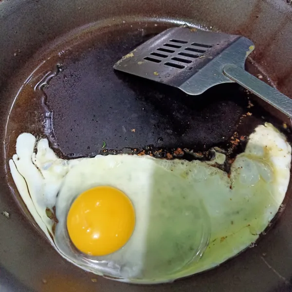 Siapkan wajan lalu isi minyak goreng sedikit setelah panas lalu masukkan telur.