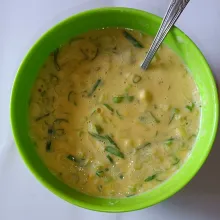 Campurkan telur, daun bawang dan tepung lalu tambahkan air 10-15 sdm sampai adonan mengental.
