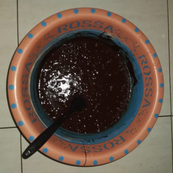 Tambahkan campuran tepung, aduk rata.