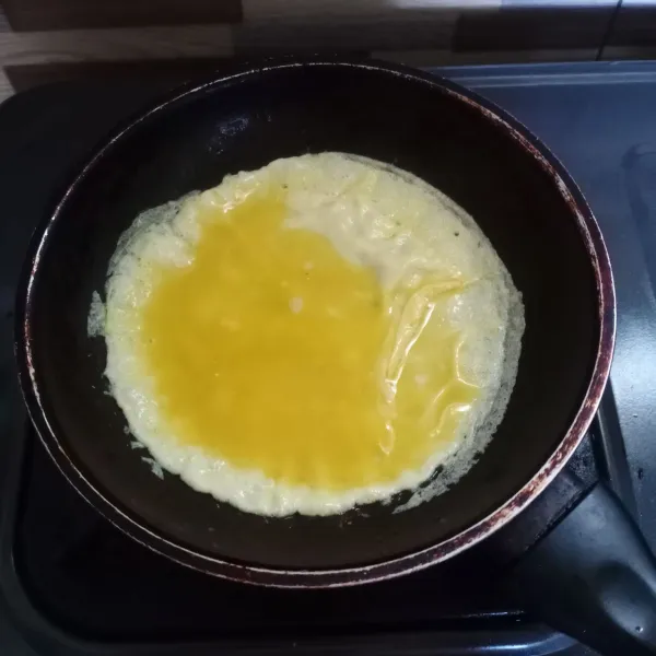 Panaskan sedikit minyak. Tuang telur, buat dadar tipis. Masak sampai matang.