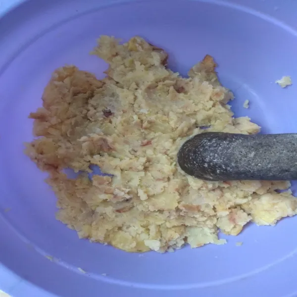 Haluskan kentang selagi panas. Siapkan juga jamur tiram yang telah dicuci bersih dan dicincang kasar.
