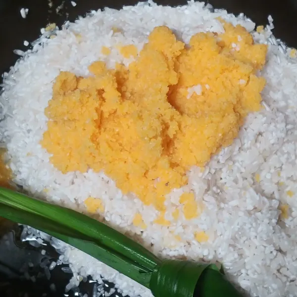 Cuci bersih beras putih dan beras jagung, tambahkan 1 lembar daun pandan dan beri air.