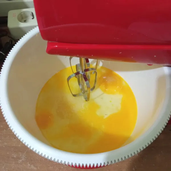Mixer bahan A hingga mengembang putih kental berjejak, lalu matikan mixer.