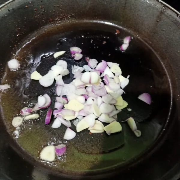 Siapkan wajan lalu kasih minyak goreng. Setelah panas, masukkan irisan bawang. Oseng sampai tercium harum.