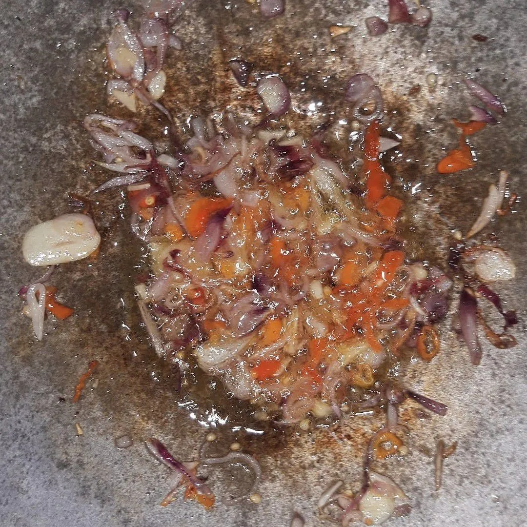 Step 2 Nasi Goreng Sosis Telur Bumbu Iris