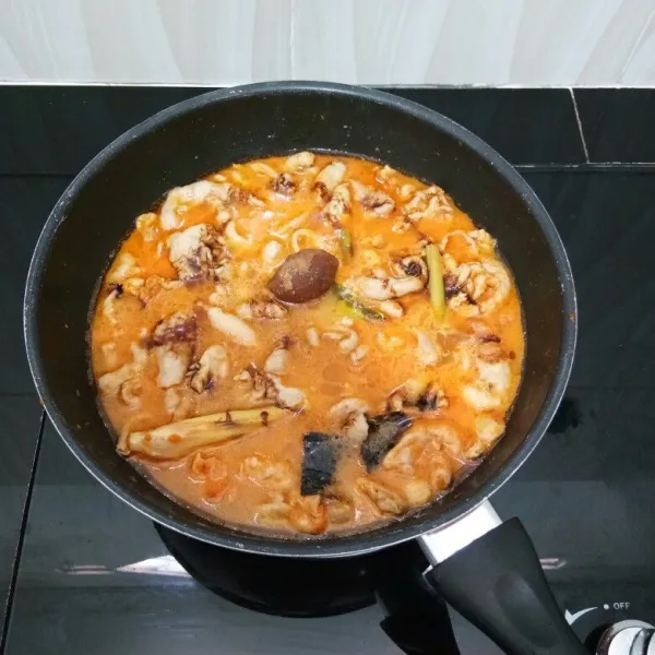 Masukkan gula jawa, kecap manis, kaldu bubuk dan garam. Aduk rata.