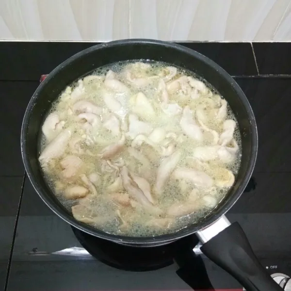 Setelah itu, tebus kulit ayam dengan secukupnya air hingga mendidih.