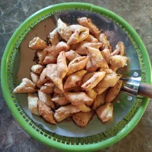 Goreng dalam minyak panas dengan api sedang, tiriskan.
