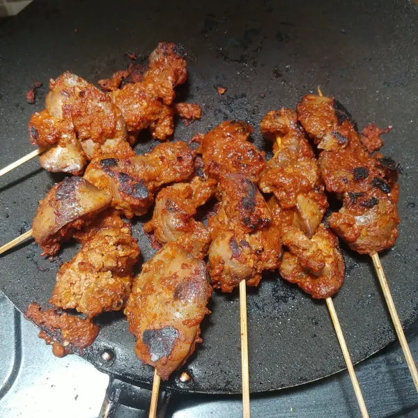 Tusuk hati ayam, lalu panggang di atas teflon sambil sesekali dibolak-balik agar matang merata, angkat dan siap disajikan.