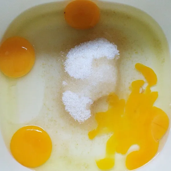 Campur telur, gula, dan sp.