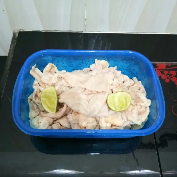 Cuci bersih kulit ayam, lalu beri perasan air jeruk nipis, remas-remas perlahan, kemudian cuci dan bilas hingga bersih.