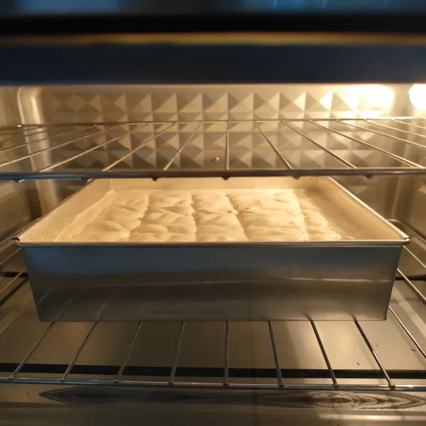 Masukkan ke dalam oven dengan suhu 160°C api atas bawah selama 50 menit atau sampai matang, sesuai kan dengan oven masing-masing. Keluarkan dari oven, tunggu selama 10 menit lalu balik diatas cooking rack, sisihkan.