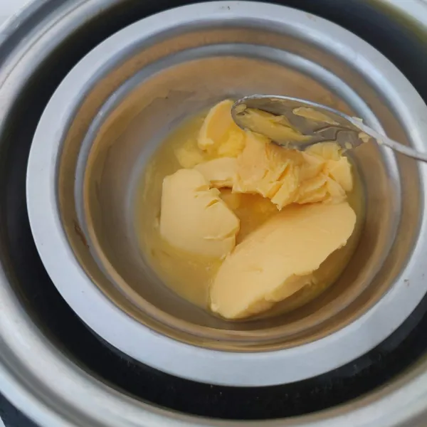 Lelehkan margarin, kemudian biarkan hingga suhu ruang. Sisihkan.