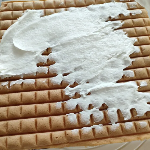 Oles whipped cream diatas cake hingga rata lalu bagi menjadi 4 bagian cake dan beri topping untuk setiap bagiannya. Sajikan.