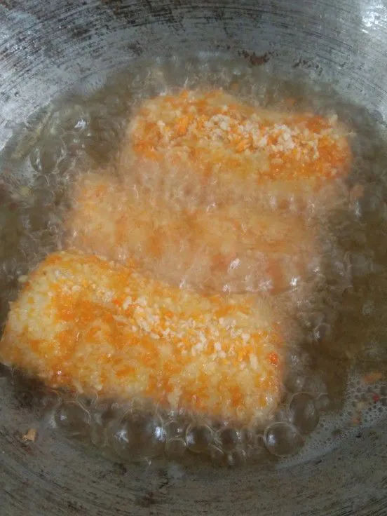 Panaskan minyak goreng, kemudian goreng risol sampai kuning kecoklatan atau terlihat crispy. Tiriskan dan sajikan hangat.