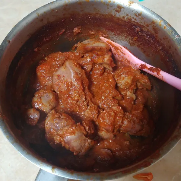 Setelah bumbu cukup meresap, matikan api dan biarkan dingin dahulu sebelum hati ayam dibikin sate.