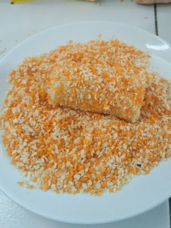 Balurkan risoles pada tepung roti sampai menempel di seluruh bagian risol.