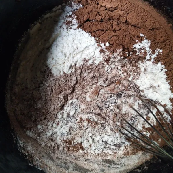 Masukkan tepung terigu dan coklat bubuk yang sudah diayak, aduk rata menggunakan spatula.