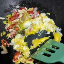 Masukkan telur buat orak-arik.