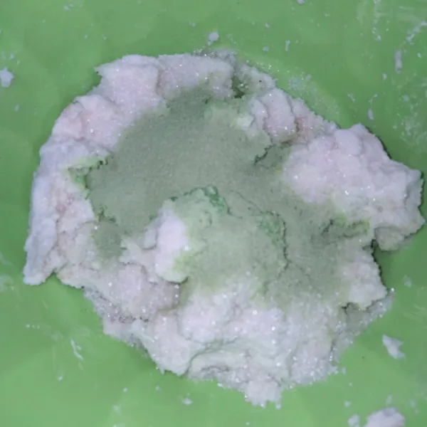 Campurkan singkong dengan gula pasir, garam, vanila bubuk, dan tepung agar hijau hingga rata.