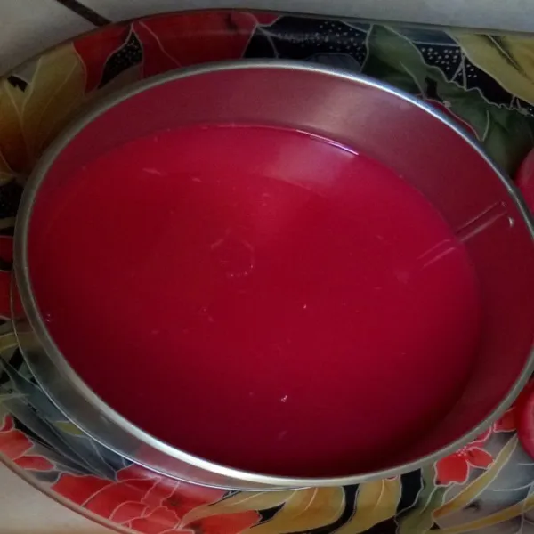 Pertama, buat lapisan pink. Campur semua bahan utama & tambahkan perasa strawberry. Masak di atas api sedang sambil diaduk terus hingga kental.