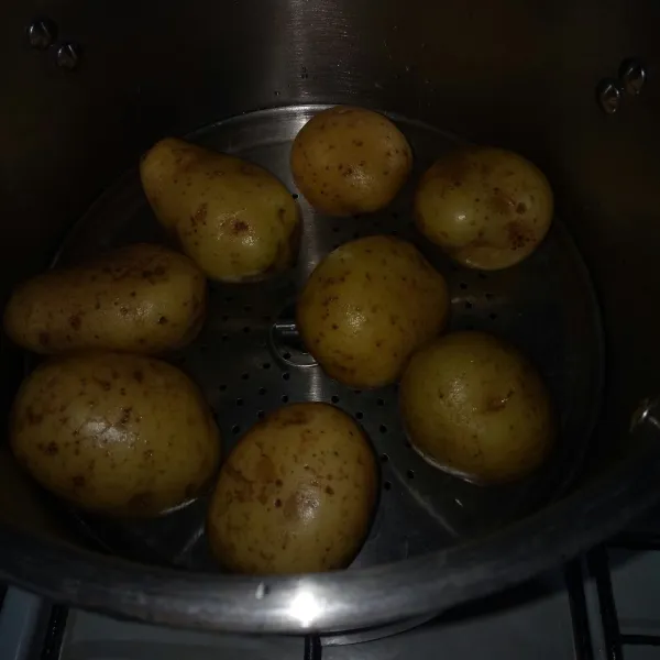 Kukus kentang tanpa kupas, selama 20 menit.