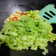 Masukkan pare yang sudah di tiriskan, lalu aduk rata, tambahkan gula dan garam, lalu cicipi rasanya.