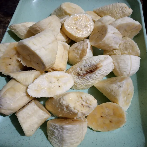 Potong-potong pisang sesuai selera.