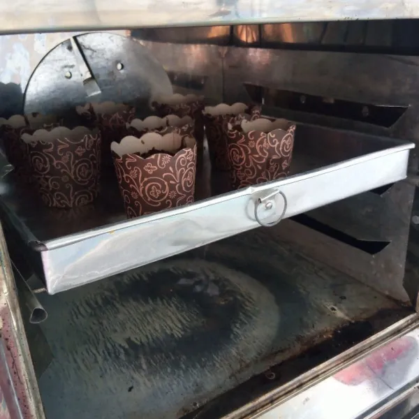 Panaskan oven. Masukkan adonan. Panggang dengan suhu 180° api atas bawah, selama 25 menit atau sampai matang. (sesuaikan oven masing-masing). Kemudian angkat dan sajikan.