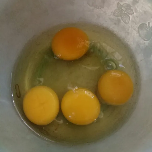 Siapkan 4 butir telur, kocok lepas.