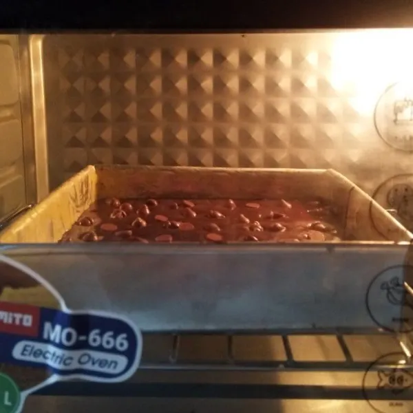 Panaskan oven selama 10 menit, panggang adonan dengan suhu oven 180° selama 25-30 menit. Lakukan tes tusuk, apabila tidak ada adonan yang menempel artinya adonan sudah matang. Angkat dan sisihkan.