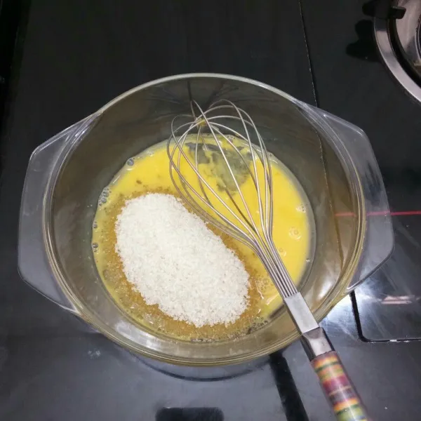 Kocok lepas telur di dalam mangkok, lalu tambahkan gula pasir, garam dan vanilli, aduk rata.