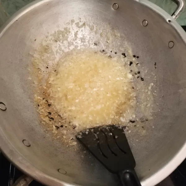Panaskan minyak goreng secukupnya, tumis bawang putih yang telah dihaluskan sampai harum.