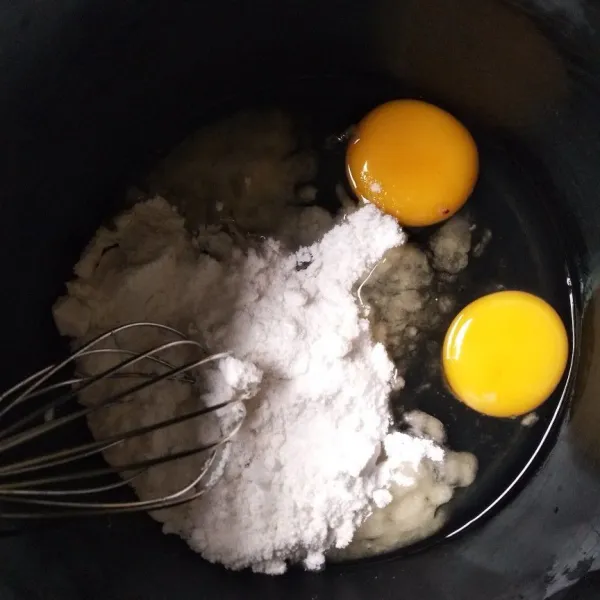 Masukkan gula pasir dan telur, aduk rata menggunakan whisker hingga gula larut selama 5 menit.
