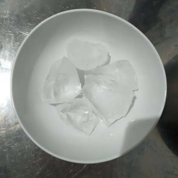 Siapkan mangkuk/gelas saji, beri secukupnya es batu.