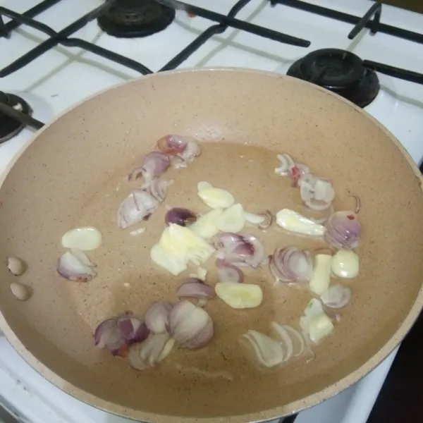 Panaskan minyak secukupnya,tumis irisan bawang merah dan bawang putih hingga harum.