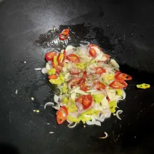 Cincang bawang merah, bawang putih, cabai rawit, dan cabai merah. Kemudian tumis dengan sedikit minyak hingga harum.