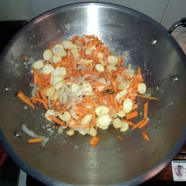 Masukkan sayuran yang keras terlebih dahulu seperti wortel dan jagung muda. Kemudian masukkan 100 ml air dan merica bubuk.