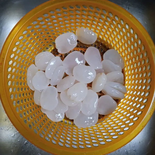 Cuci bersih kolang - kaling, lalu sisihkan.