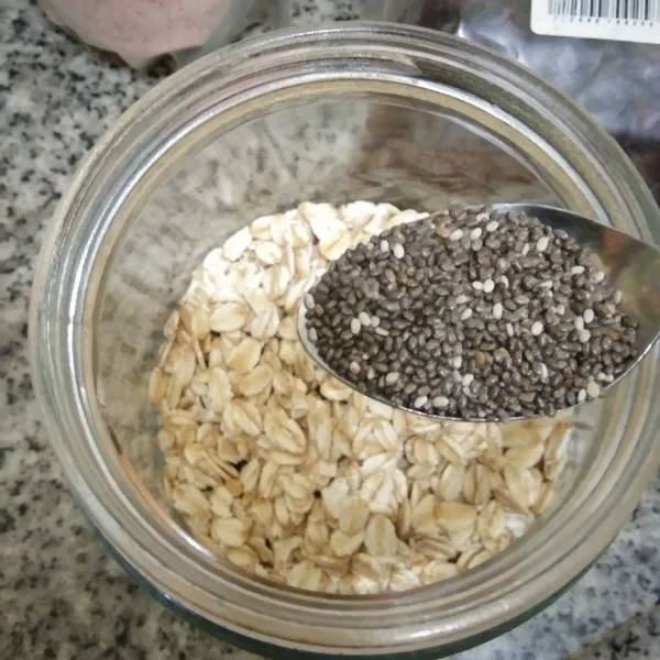 Siapkan jar, tuang rolled oats dan tambahkan chia seeds.