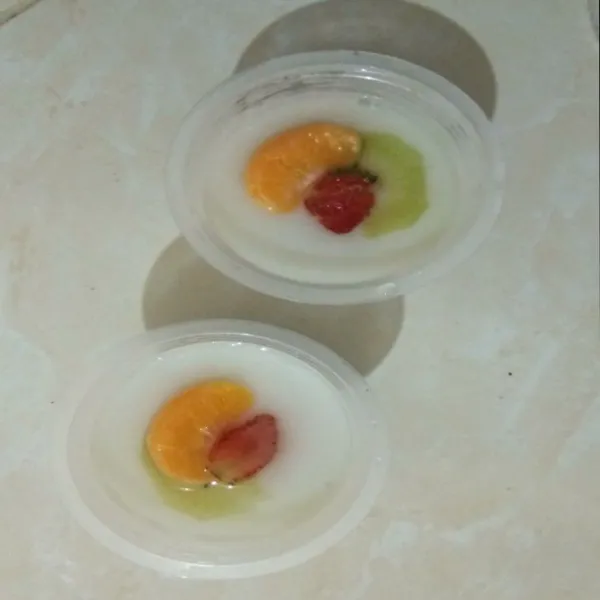 Terakhir, beri beberapa potong buah-buahan di atas lapisan putih yang masih hangat (agar bisa menyatu dengan lapisan putih).