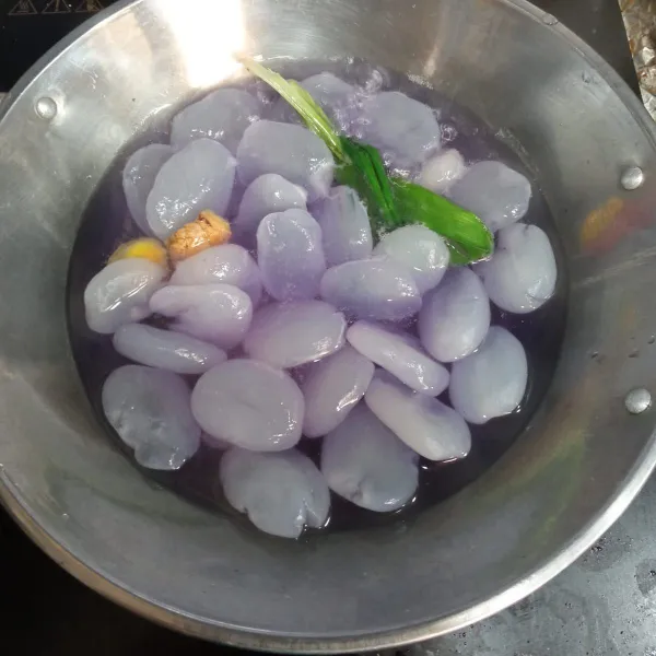 Masukkan Kolang-kaling, beri garam, aduk rata. Masak hingga air mulai menyusut, angkat dan sajikan.