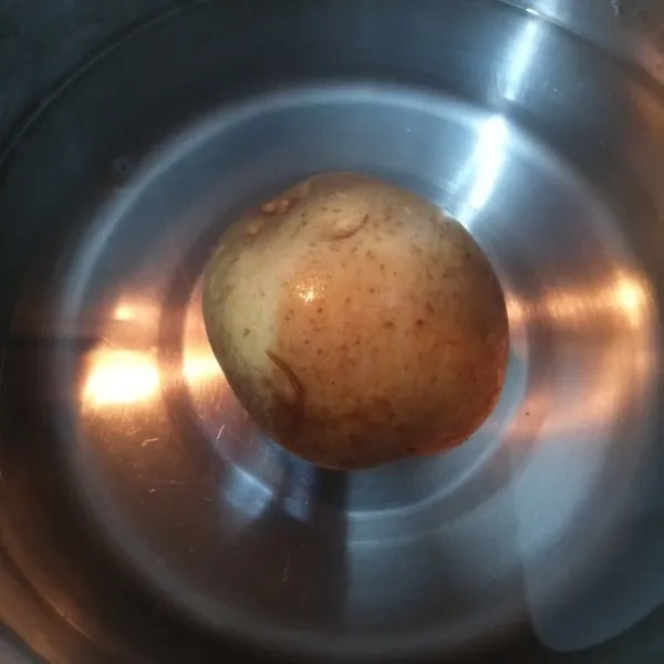 Rebus kentang hingga empuk, kemudian kupas. setelah dingin, blender dengan susu cair .