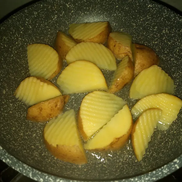Panaskan minyak zaitun menggunakan wajan anti lengket. Goreng kentang setengah matang, tiriskan.