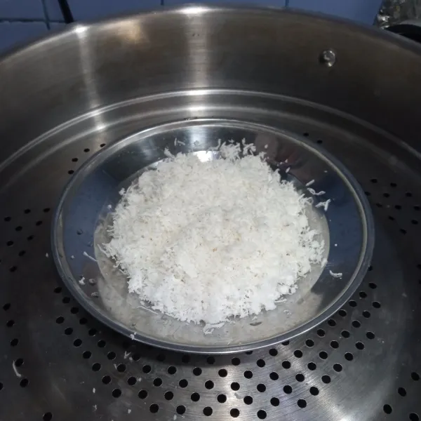Campur kelapa parut, garam, dan tepung maizena di dalam wadah. Lalu kukus selama 10 menit, sisihkan.